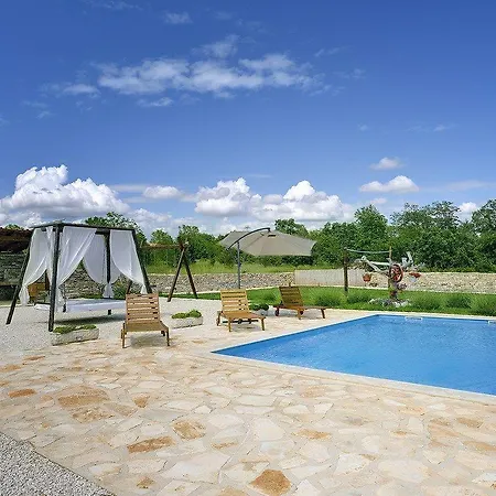 Lana Сasa de vacaciones Svetvinčenat